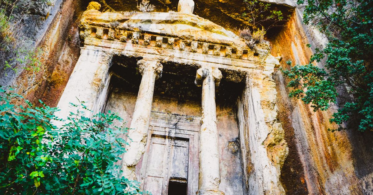 Explore the ancient rock tombs embedded in the cliffs of Muğla, Türkiye.